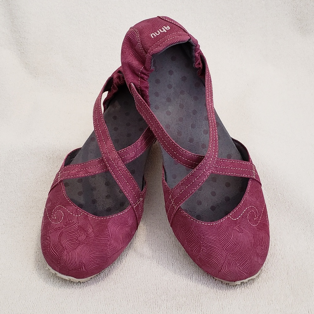 AHNU KARMA SIZE 8 YOGA-INSPIRED FLATS